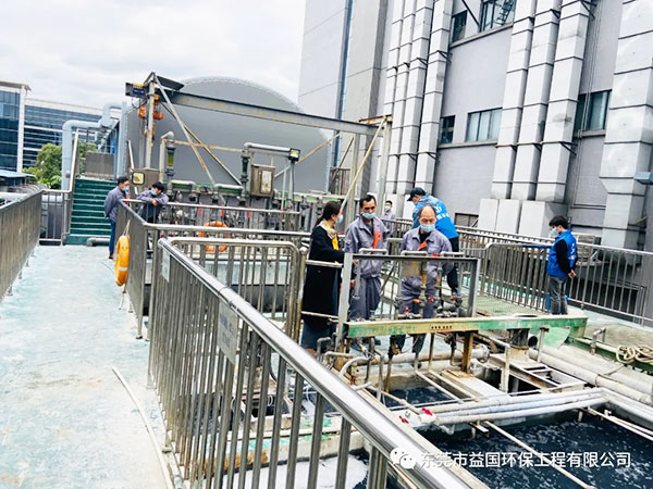 益国环保公司李总慰问春节期间坚守岗位的员工